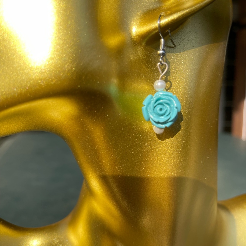 Blue rose, mold, silver pleated earrings 
Fia’s custom design